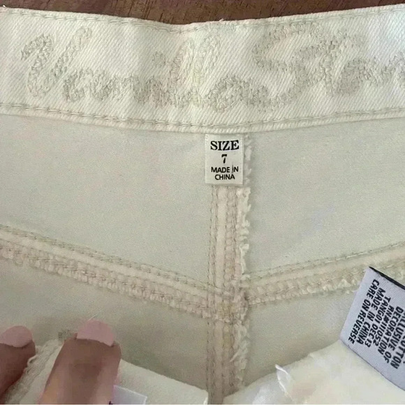 Vanilla Star boho Crochet Front Cut Off cream sz 7 
Denim Shorts NWOT super cute - Picture 8 of 8